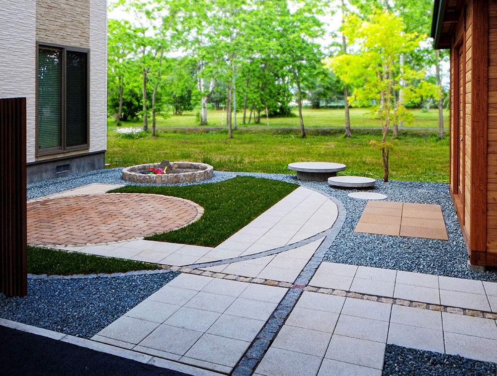 主庭全景。背景の緑が心地良い借景として機能している。