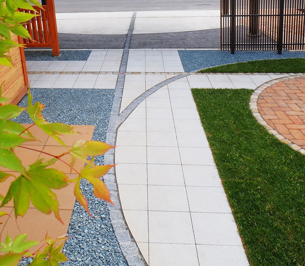 駐車場のセンターラインが主庭に入り込んで融合する。