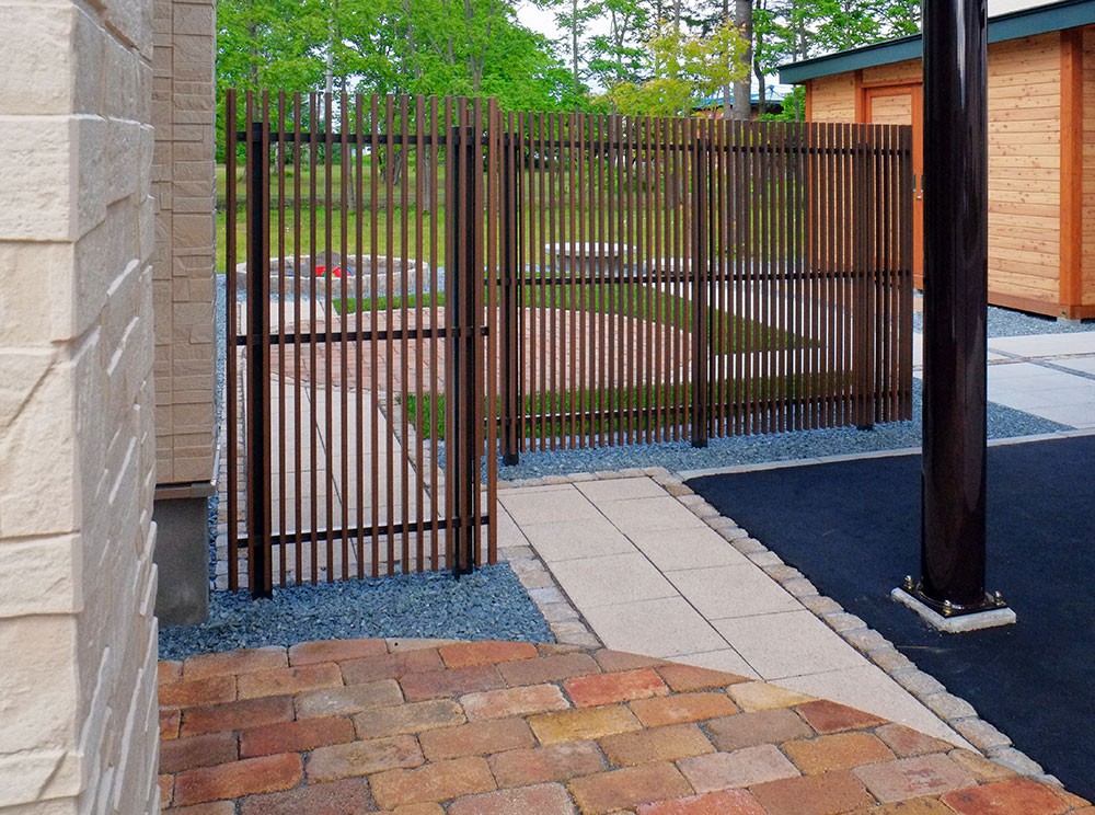 千本格子フェンスがいい透け感でブラインド