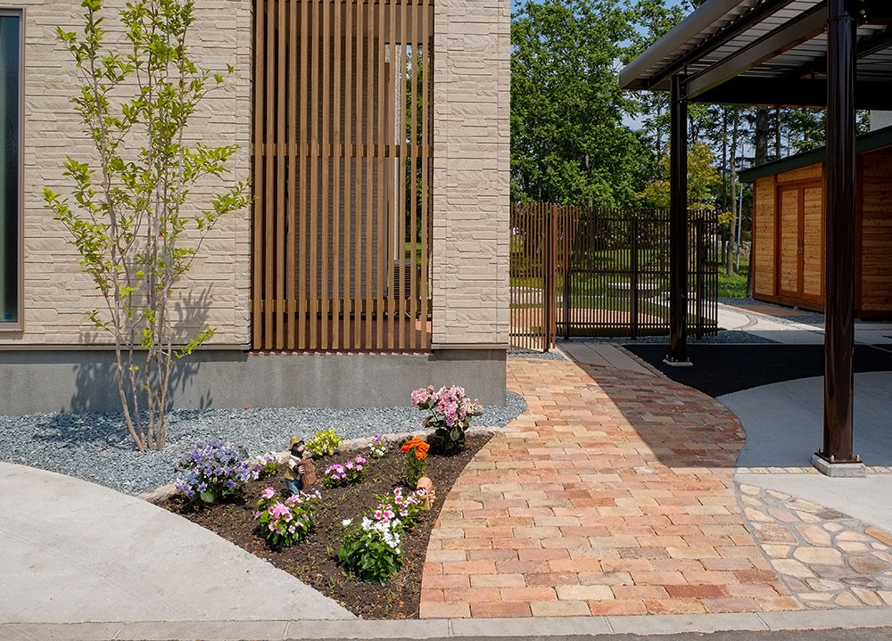 アプローチはオールドブリック。このレンガから始まったお庭の物語。