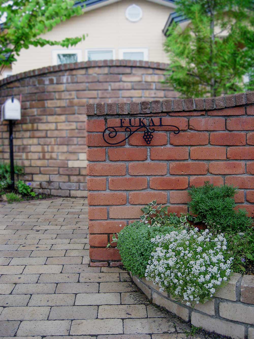 エントランスウォールとテラスの煉瓦ウォール