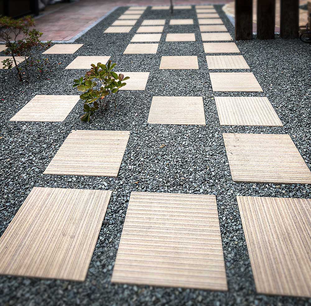 メインガーデンの平板ステップの表情（wet)