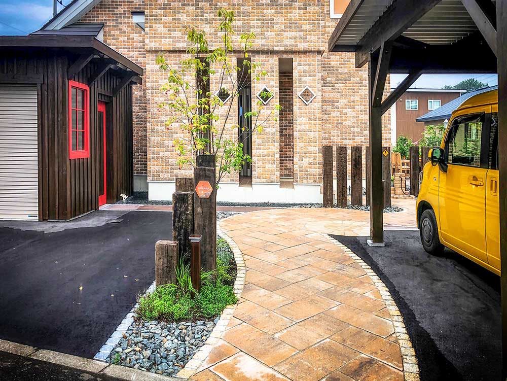 エントランス（雨上がる）