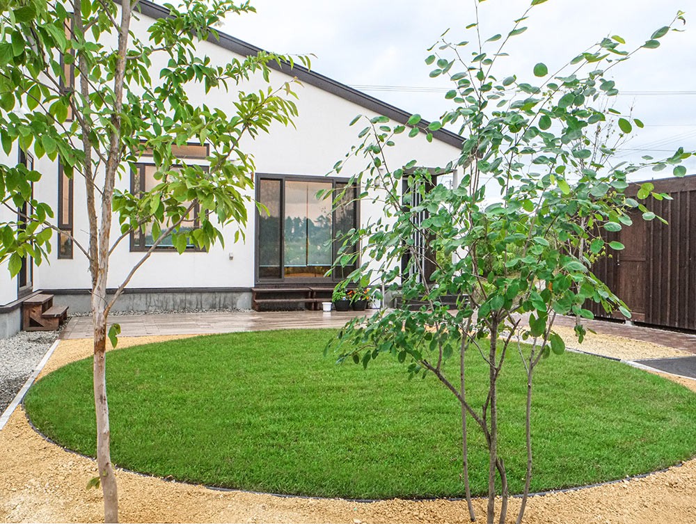 まあるい芝生がかわいい。