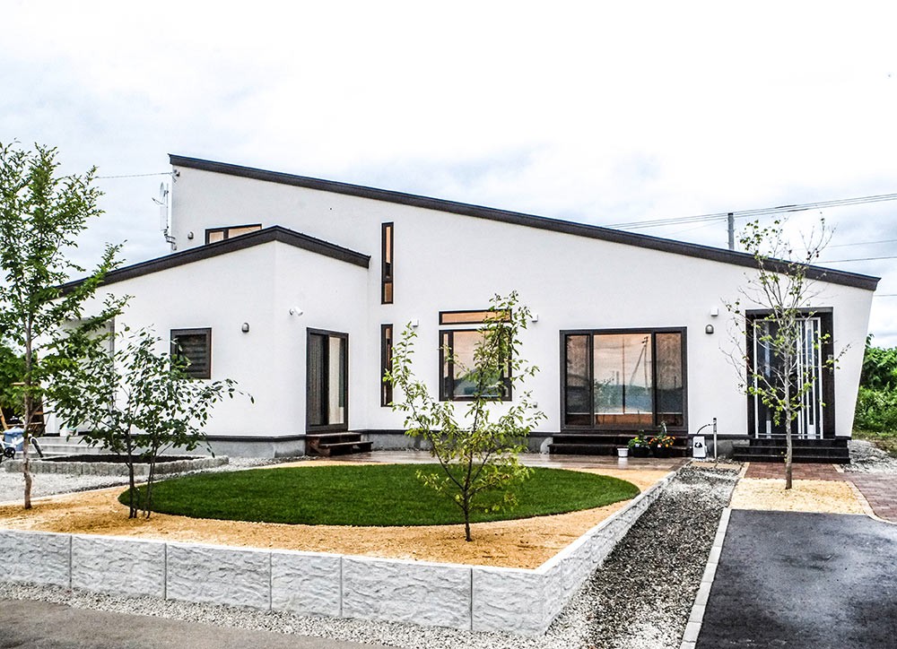 高低差をL型ブロックで処理している。