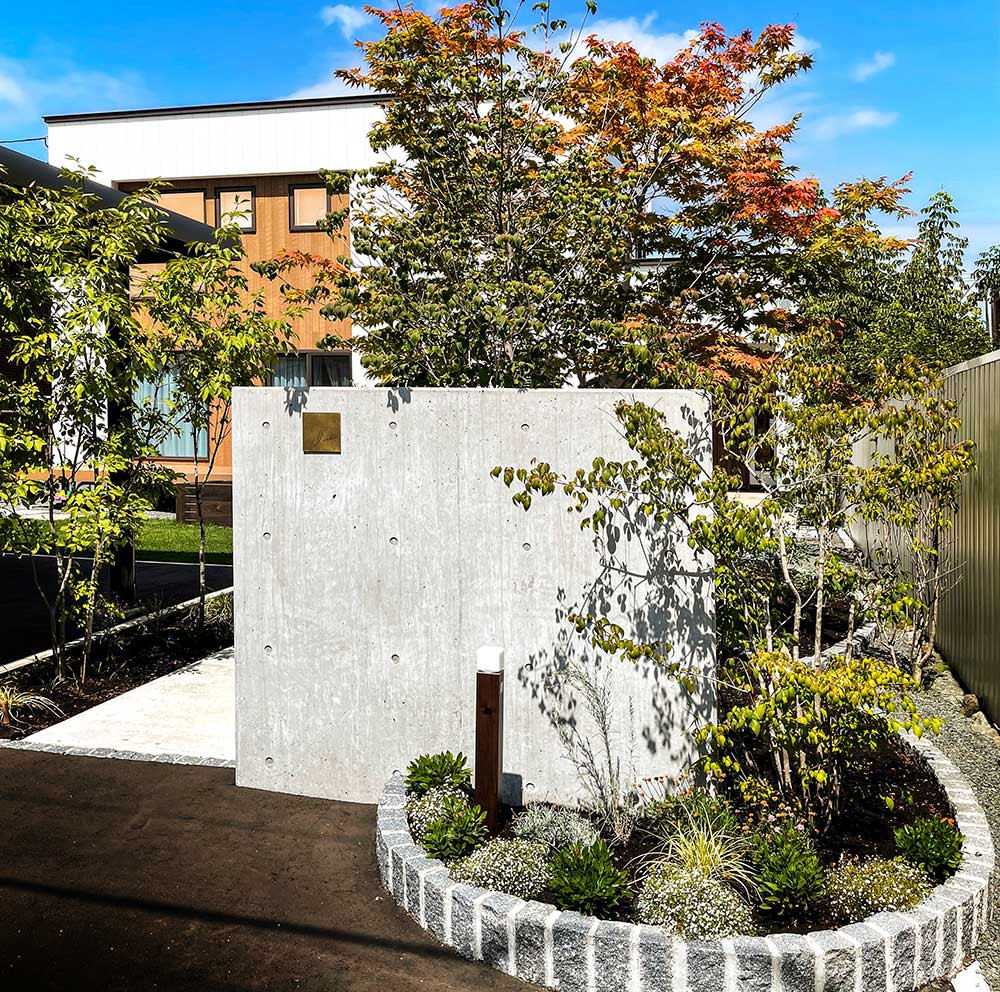 RC門柱の周りの景観