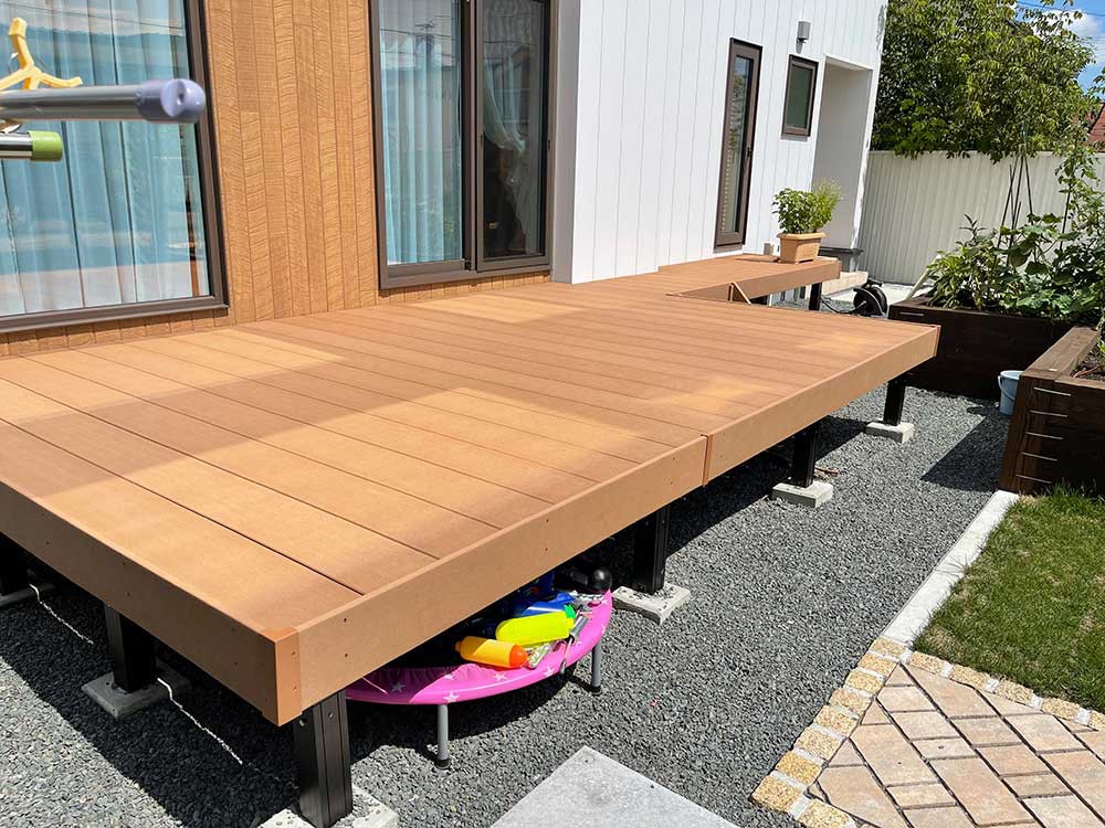 人工木のデッキ