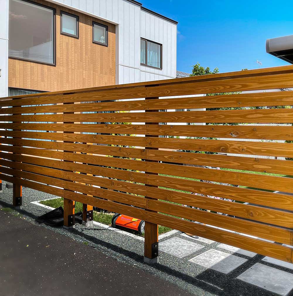 天然木のフェンス