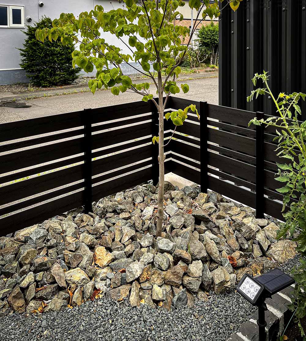 所々に遊び心も取り入れ「らしさ」を演出します。  今後植えられる緑が充実してくることで更なる印象の変化を楽しめるお庭になると思います。