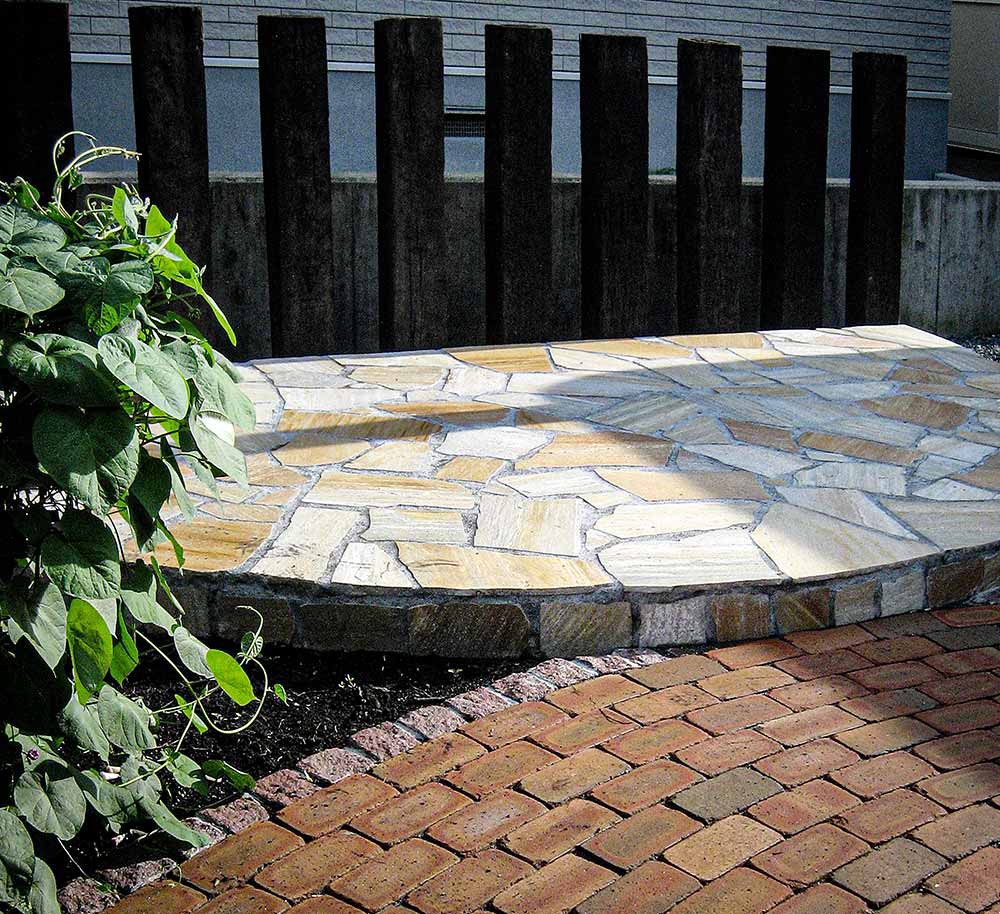 クォーツサイト張りのミニガーデンテラス