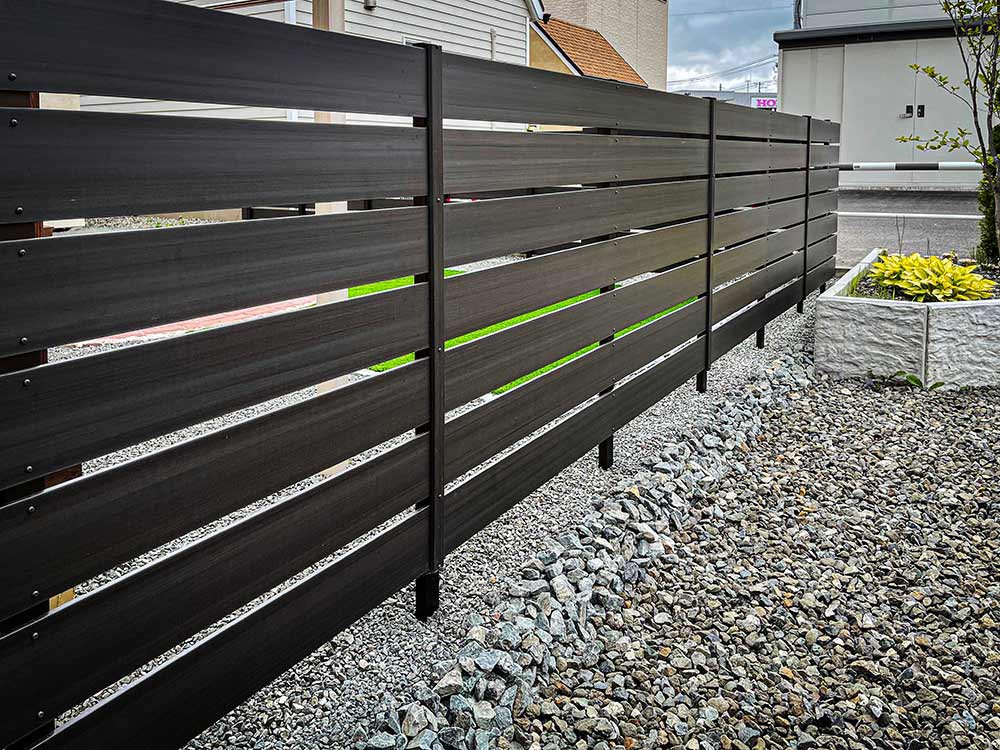 今や定番の人工木のフェンスです。