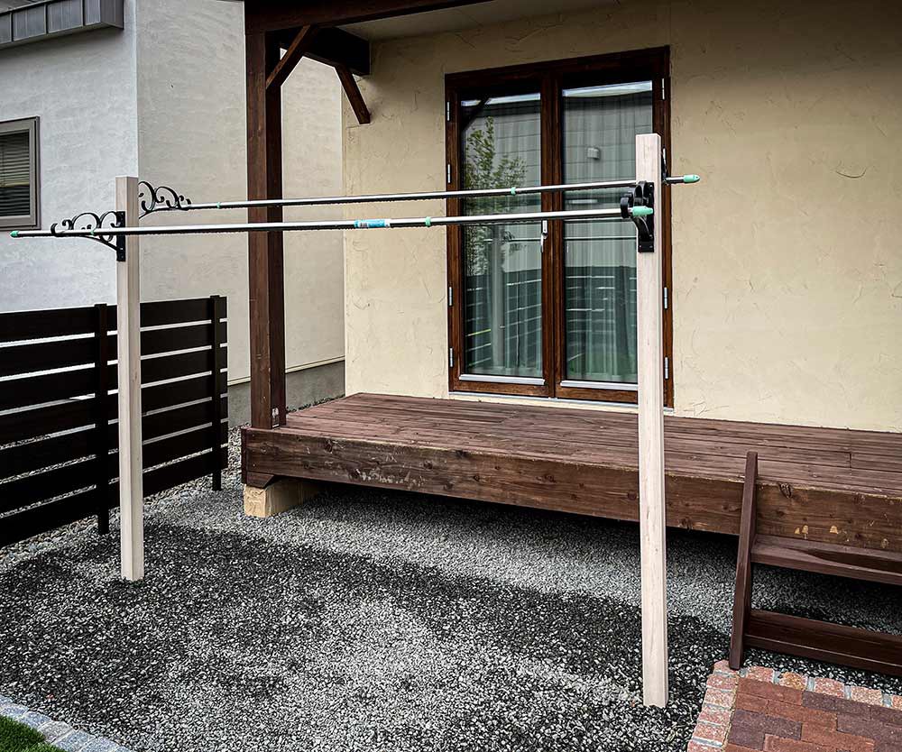 樹脂の支柱とアイアンのアームでオシャレな物干し台です。