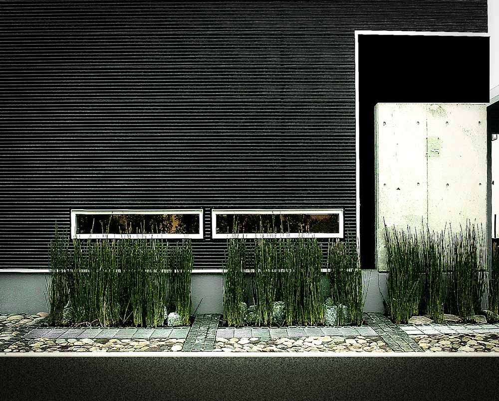 道路に面して住宅の表情を印象付けるエントランスをトクサで飾る。