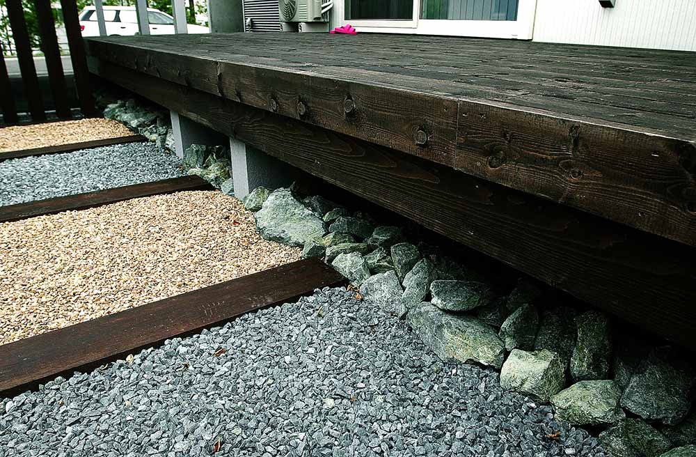 デッキ下も緊張感を保つ