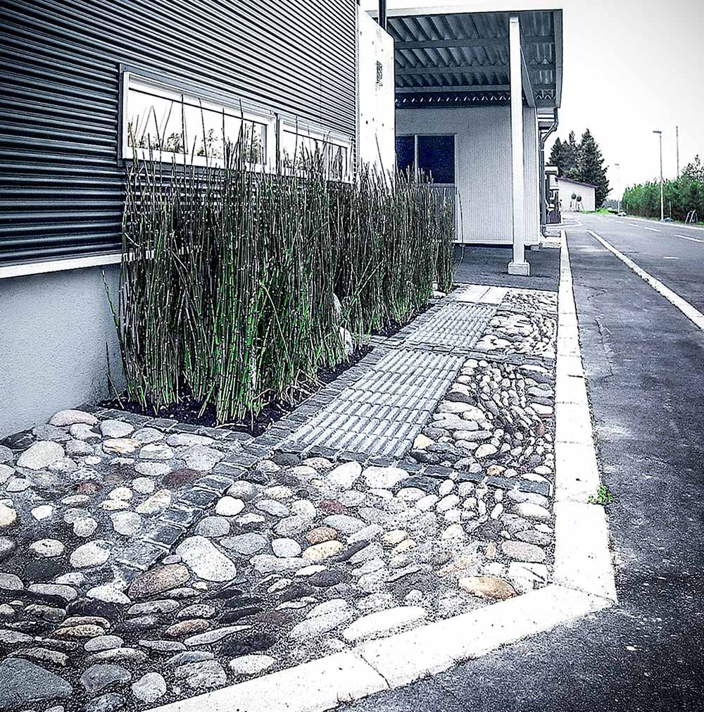 歩道脇も抜かりなく。