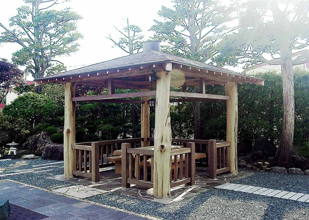 四阿の柱など主材料は今は入手不可能な北朝鮮産のイチイ材です。