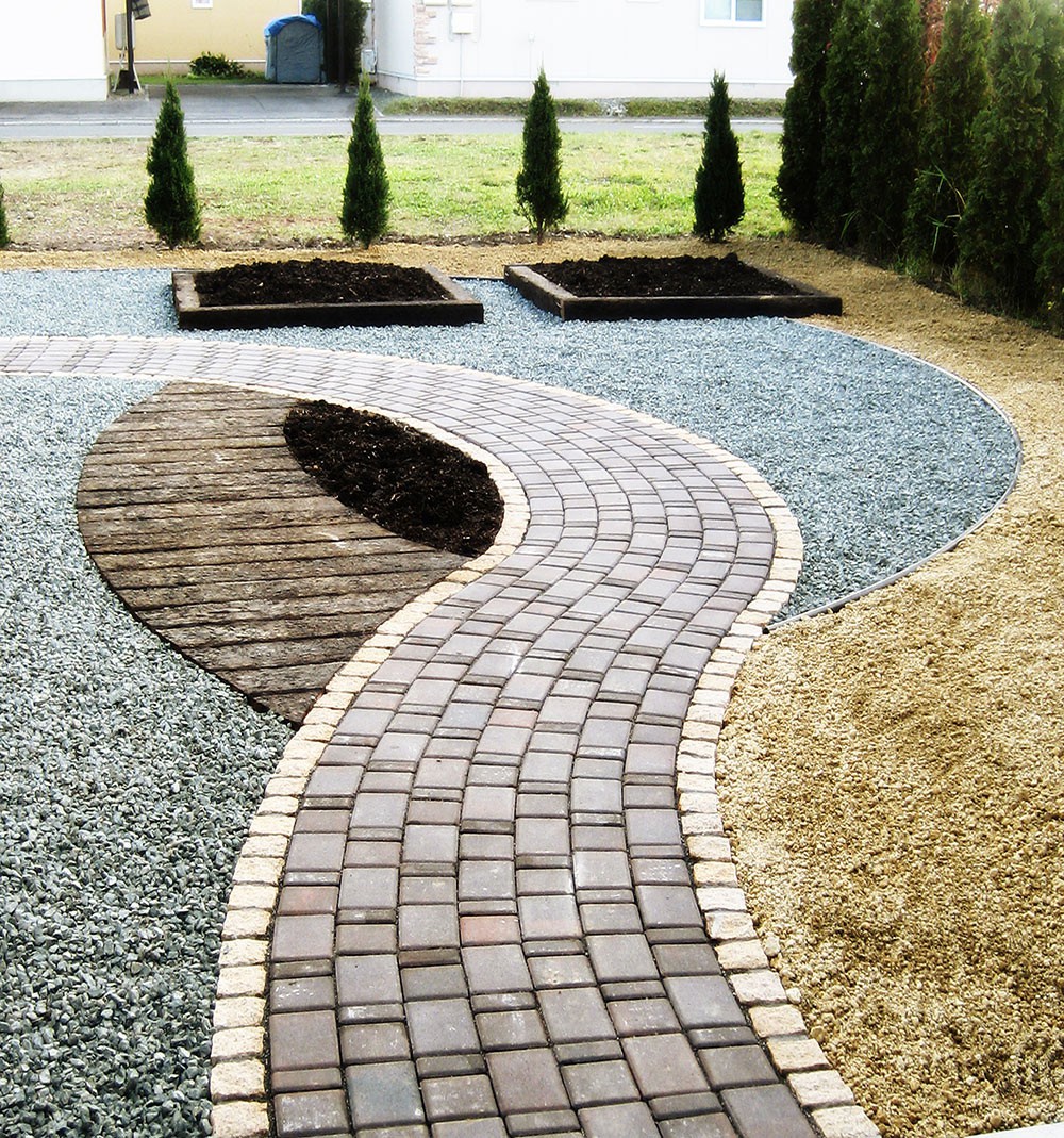 メインガーデンにつながるガーデンアプローチ