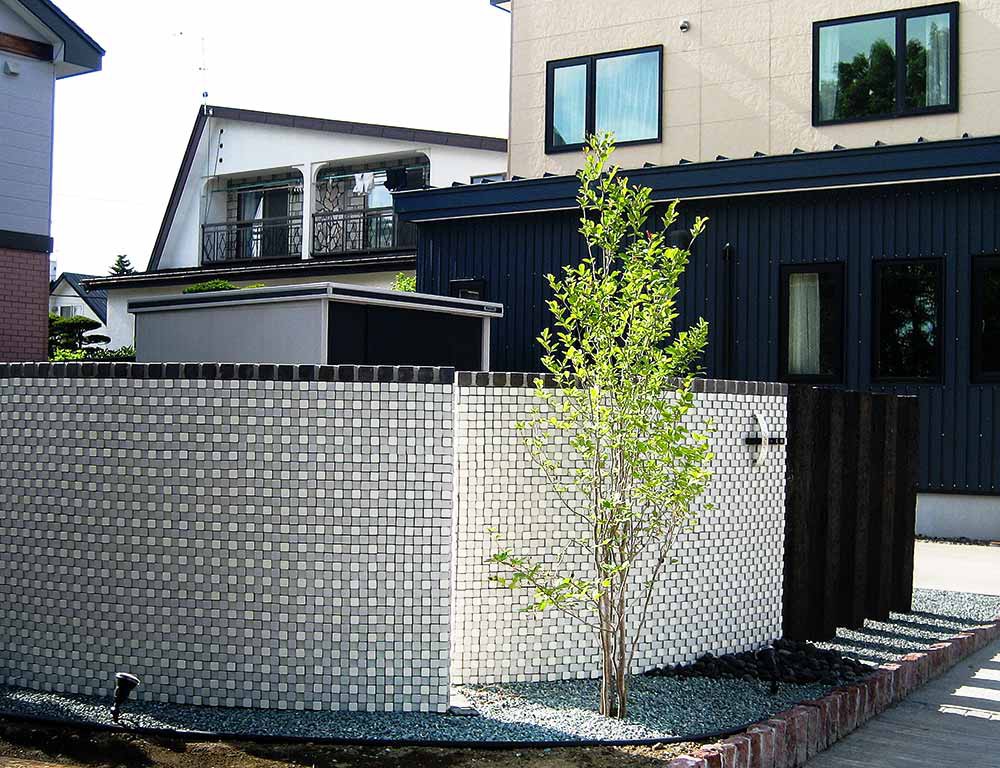 タイル張りのエントランスウォール