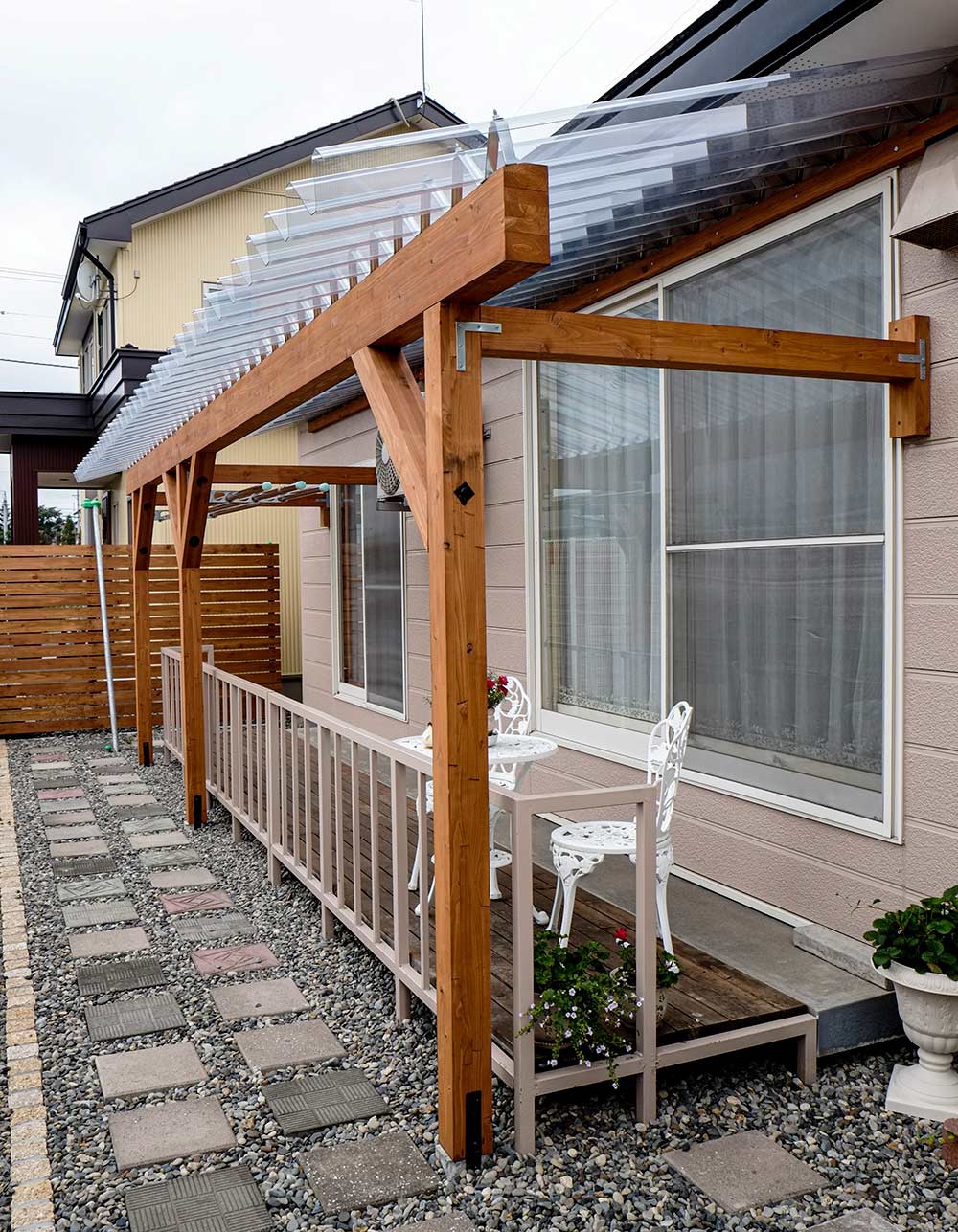 木製ルーフ　ベランダをカバーして急な雨から洗濯物を守る