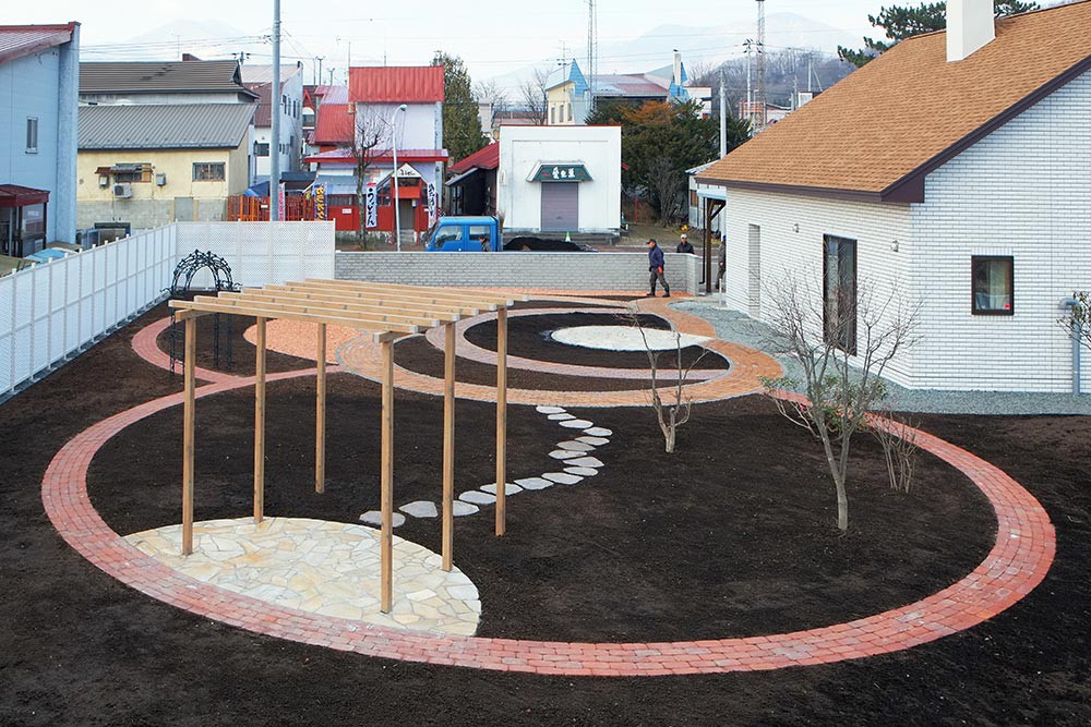 前年度植栽前の状況までの完成