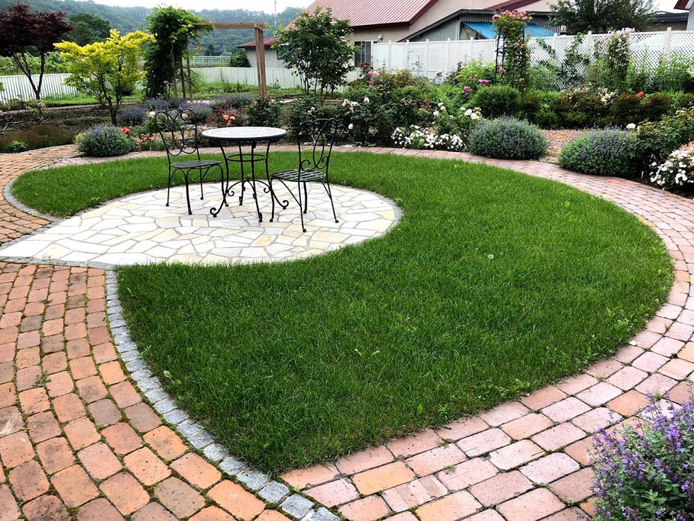 ハートに包まれた芝生のカタチ