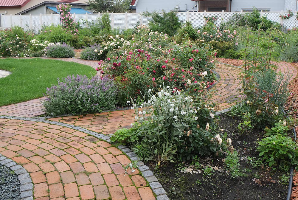 散策しながら薔薇を身近に感じられるアプローチ