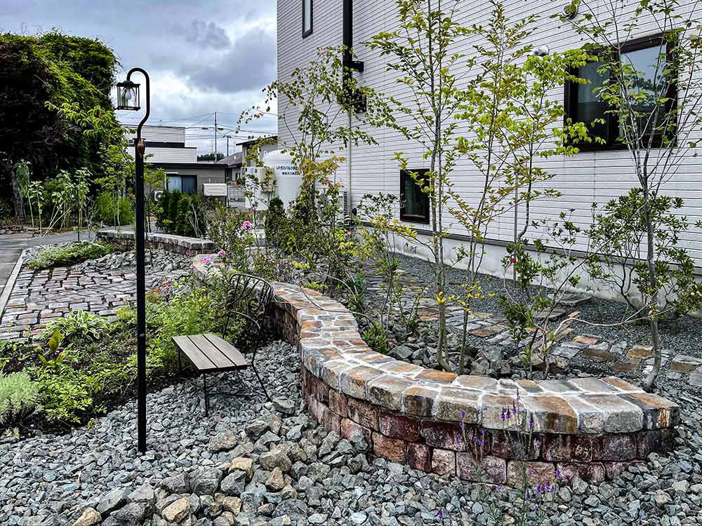 駐車場側から全景