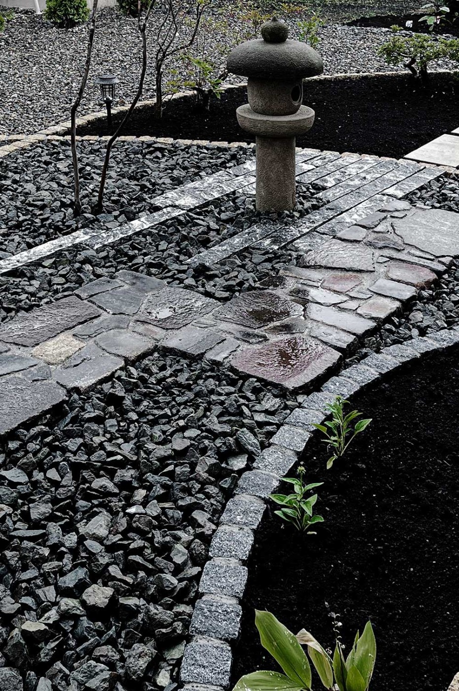 雨に濡れる延段