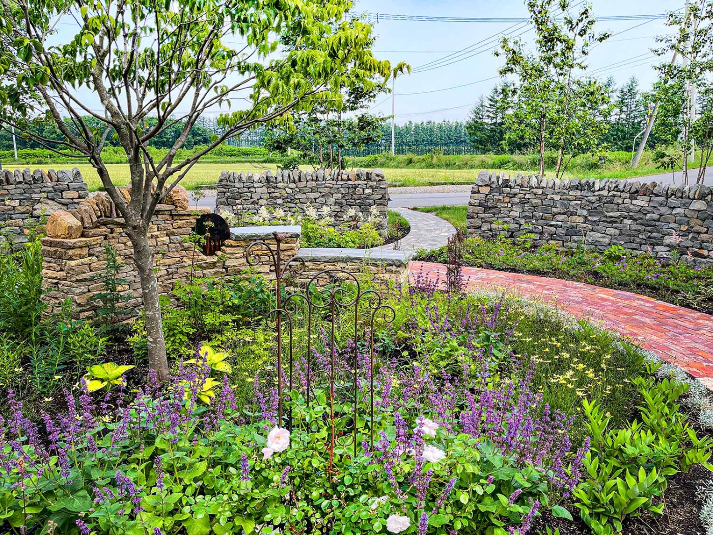 ここの周りは畑作地なので防風林、畑など横のラインと相まって石積みが気持ちよく溶け込みます。