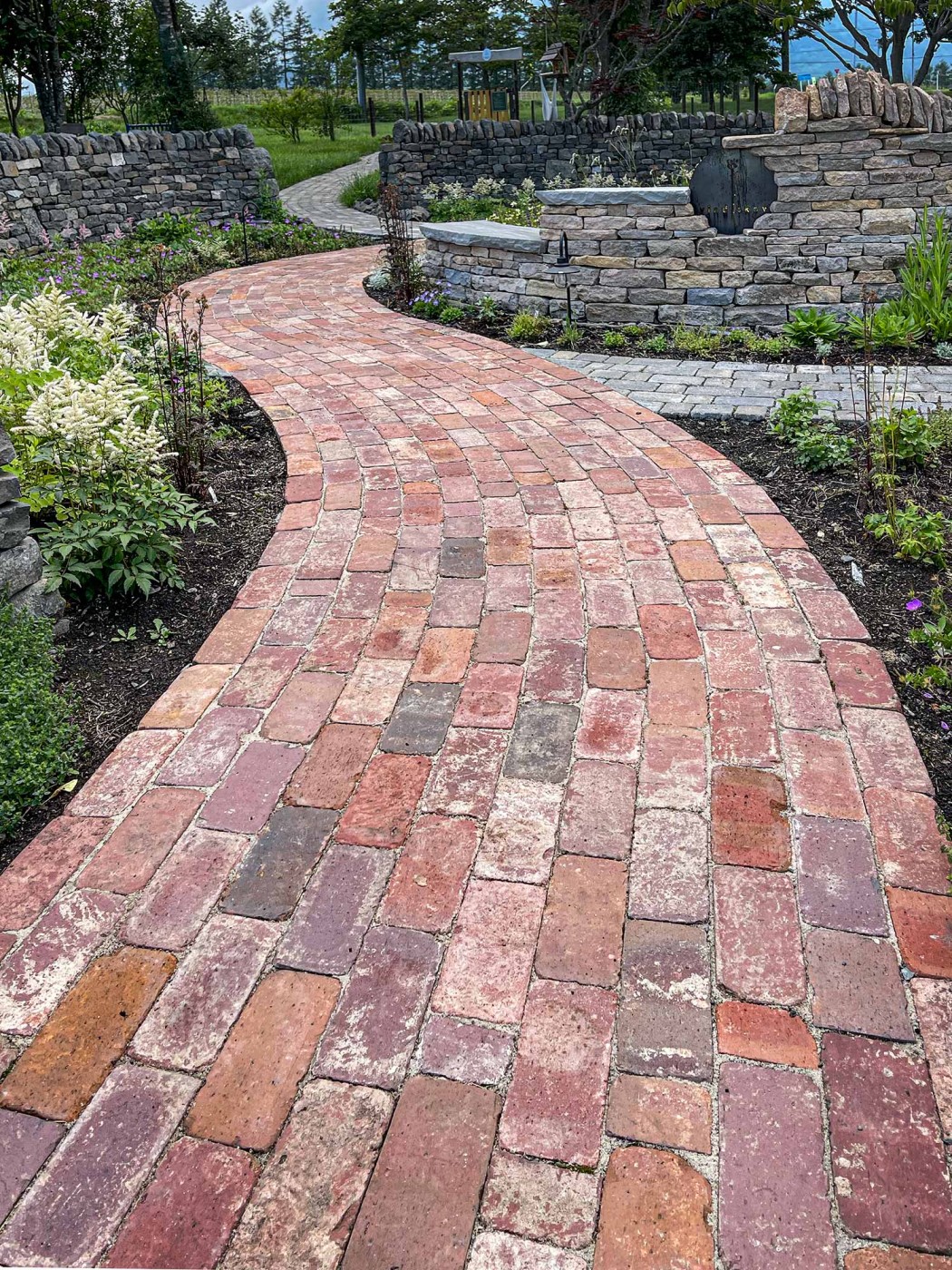 メインアプローチの煉瓦素材は、江別の米澤煉瓦製「クラフトヴィンテージ」を使わせていただいています。 新品なのに長い年月を経たような趣のある歩行空間を演出してくれています。