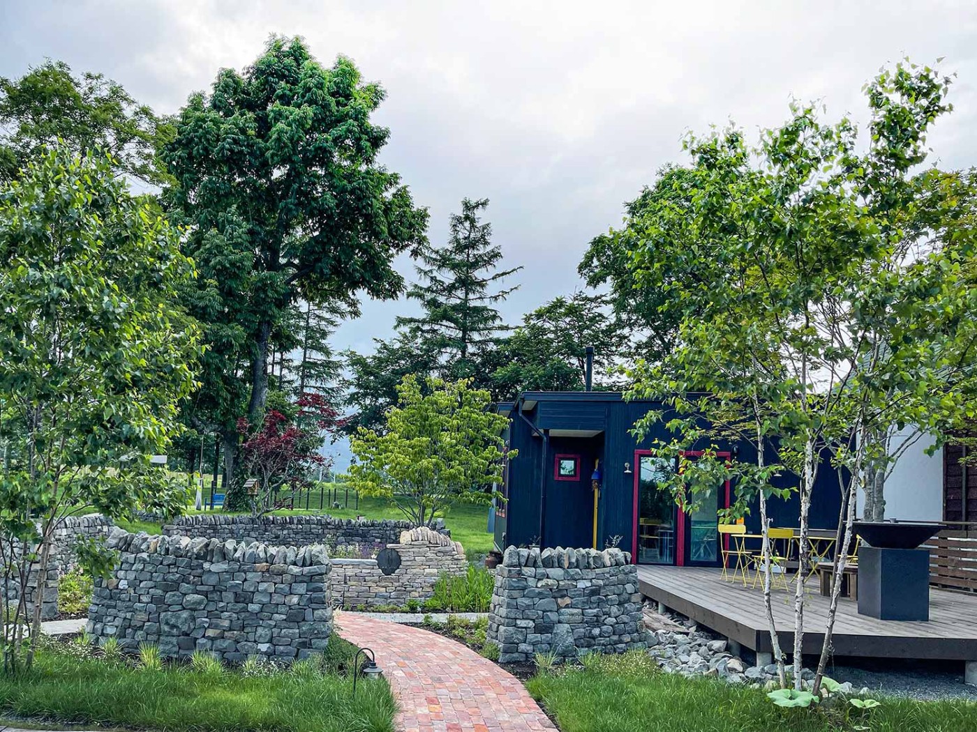 入り口の付近。 やはりドライストーンウォーリングが景観を引き締めています。緑があってまた格段とその存在感を増します。 根元のグラスがもう少し成長するとさらに良くなるかな。