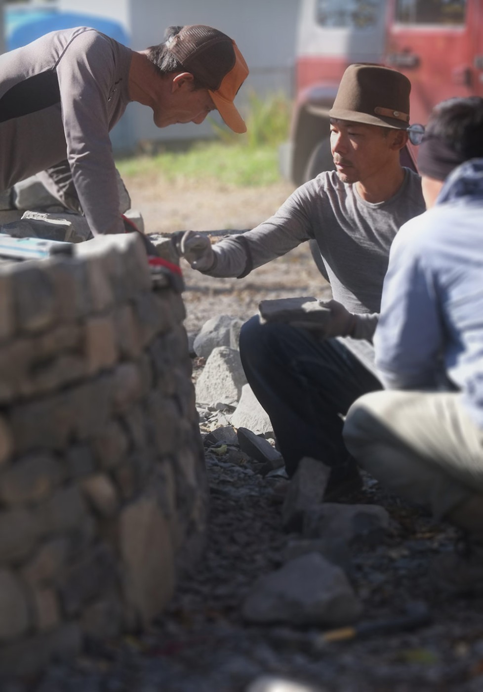 淡路島から応援に駆けつけてくれたブラックバードストーンカンパニーの鷲見代表の指導を仰ぐ。鷲見さんは国内トップクラスの職人。