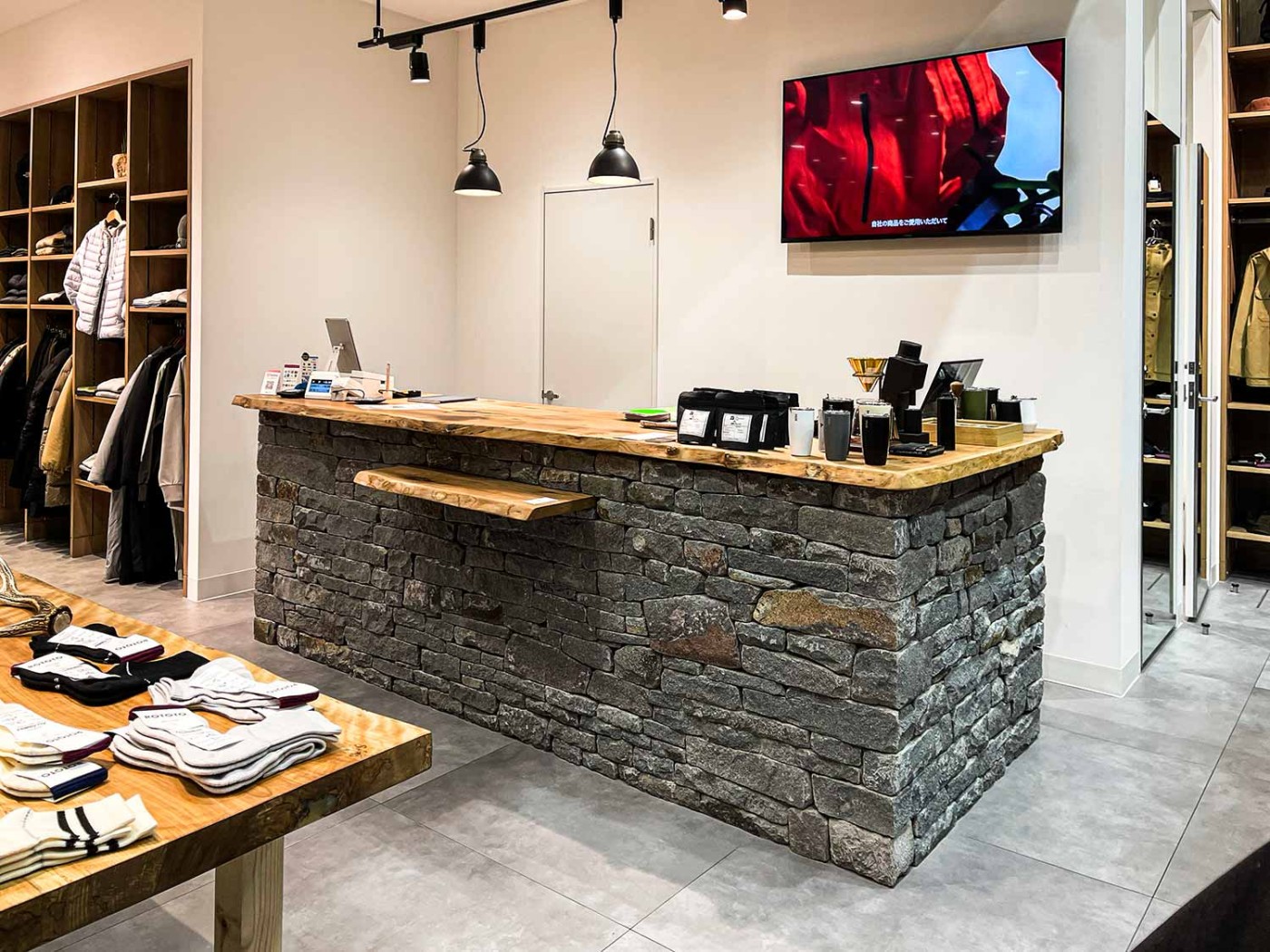 レジカウンターの石積みはインパクト大。天板のハルニレは中野製作所。