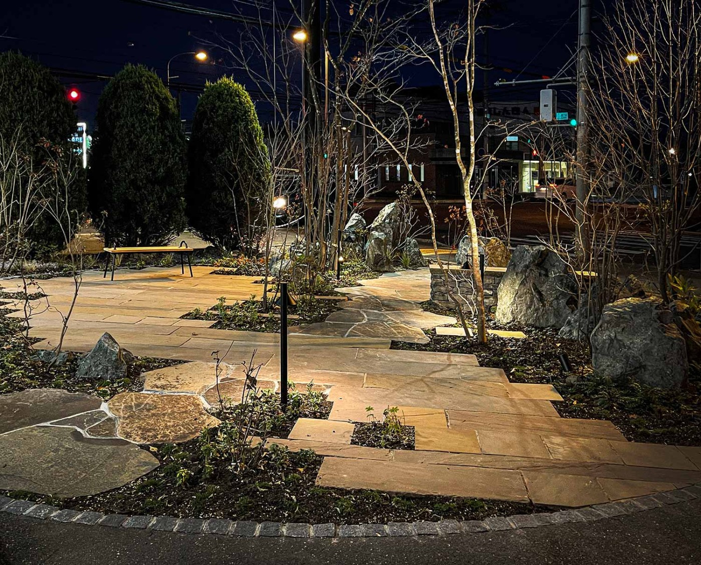 駐車台数を減らしてまで作り上げたエントランス空間。