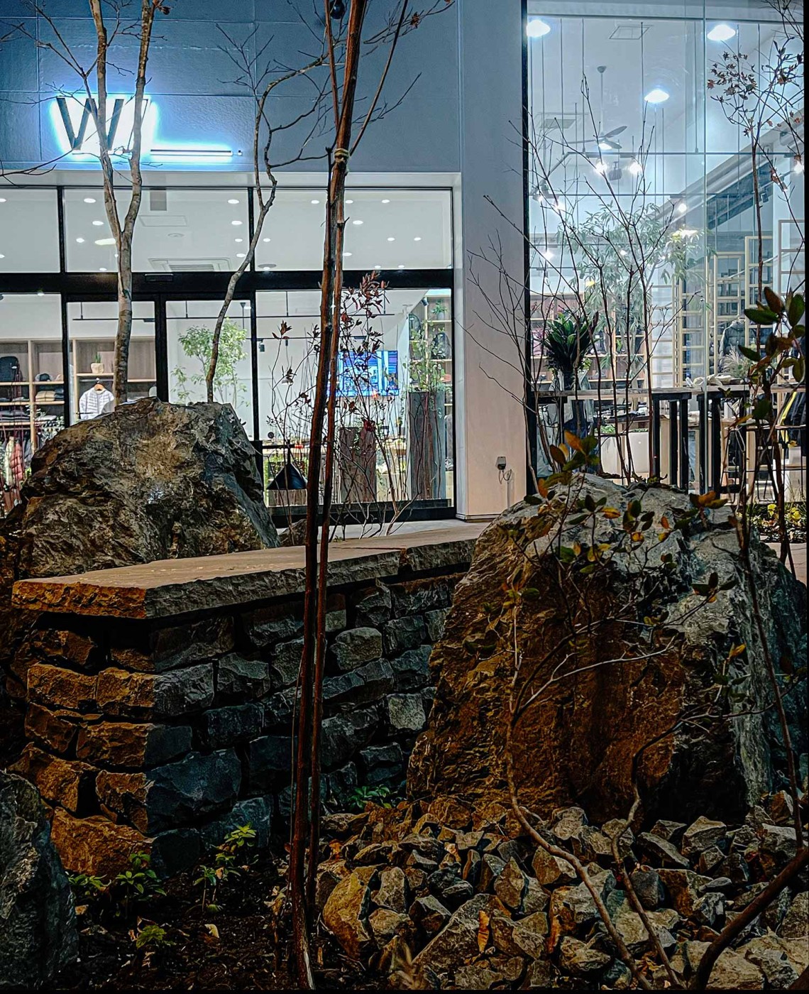 見え隠れする石積みベンチがいいスパイスになっています。