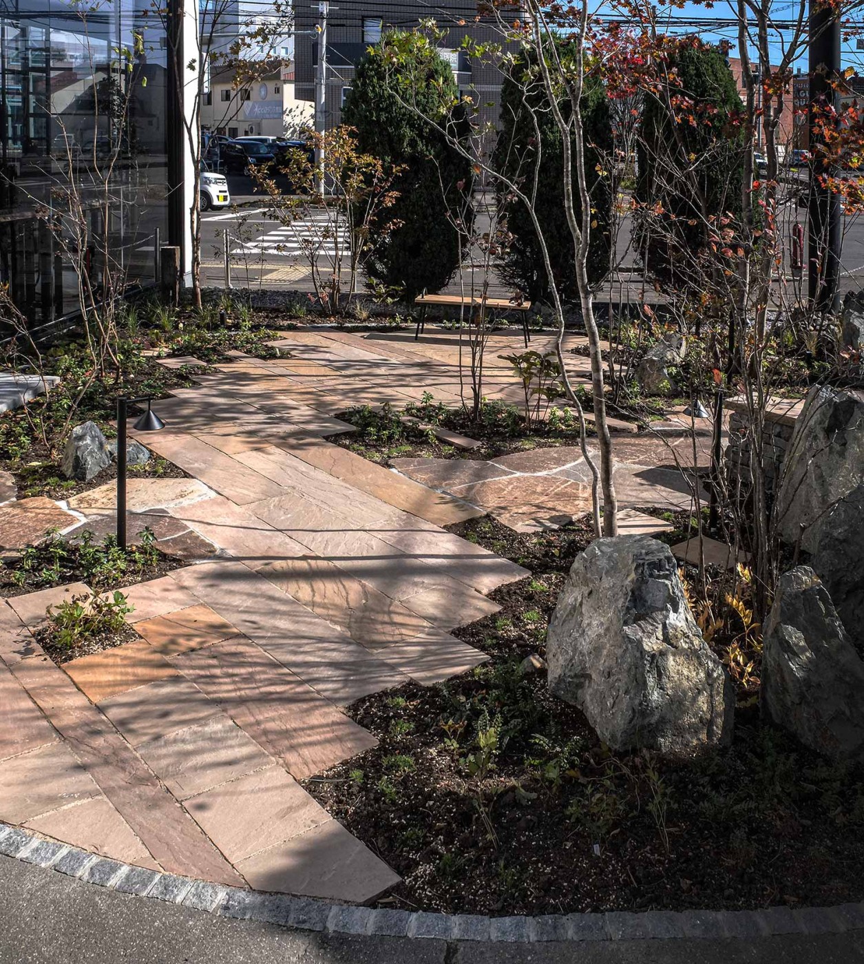 テラスからアプローチへの自然な流れをディテールで表現。