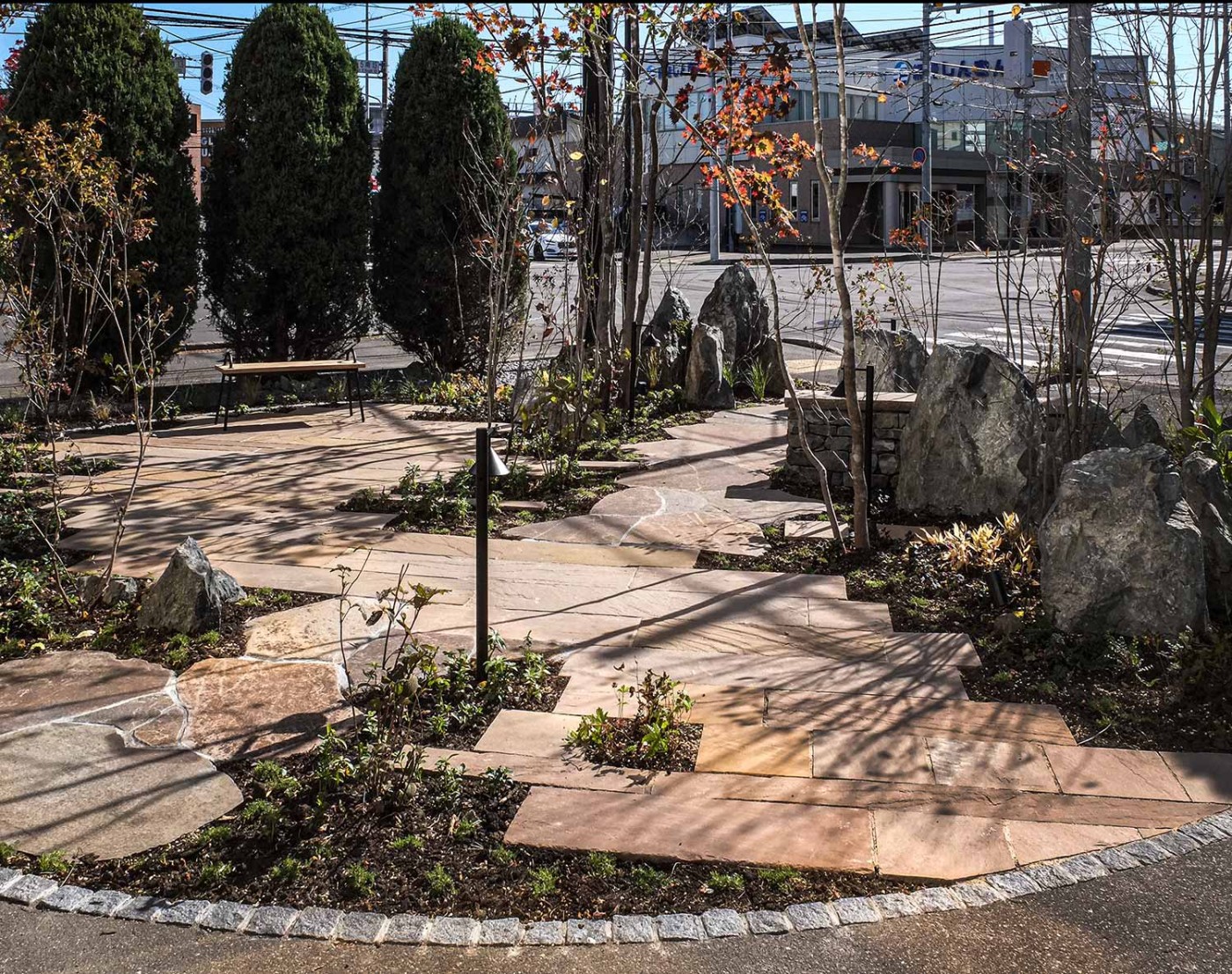 全景。植物が主体となる庭にもなるのでまた夏から秋にその様子を追加させていただきます。