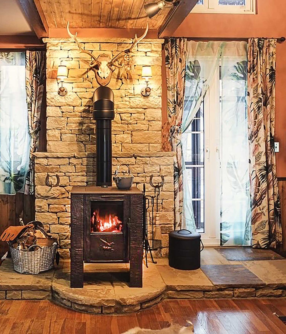 室内の暖炉石積み工事　　薪ストーブ：IRONDOG no.5