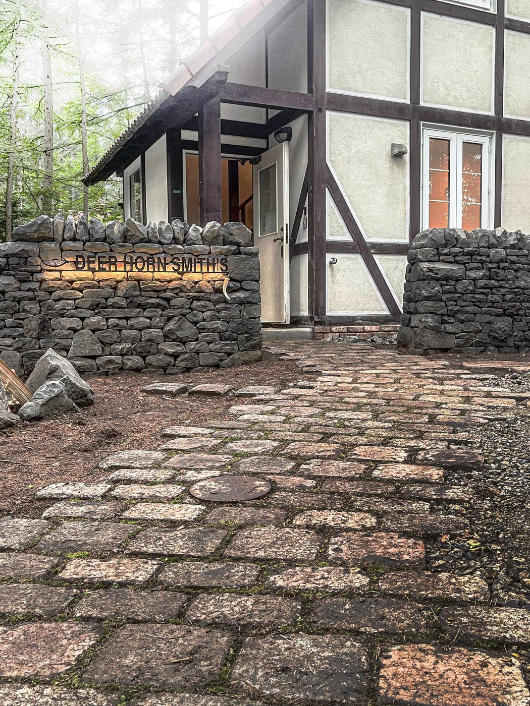 石畳のような煉瓦のアプローチ