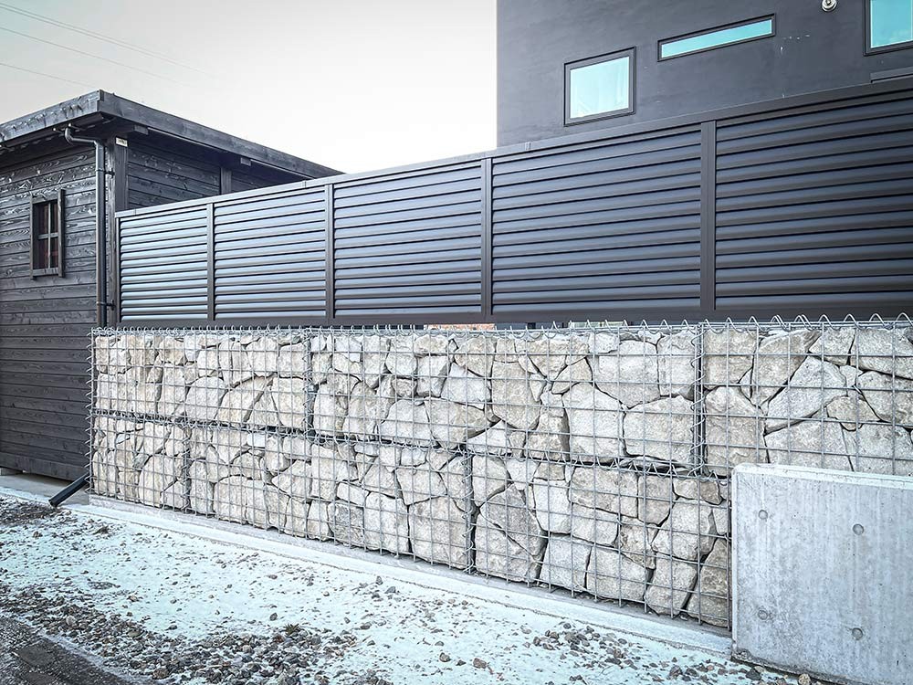 白い石でガビオン　フェンス併用