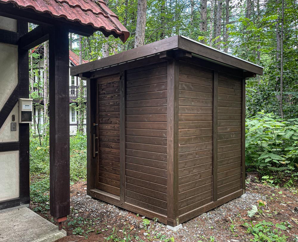 木製一坪標準タイプ　カラマツ　羽目板　引き戸　ガルバルーフ　三方木破風　地杭