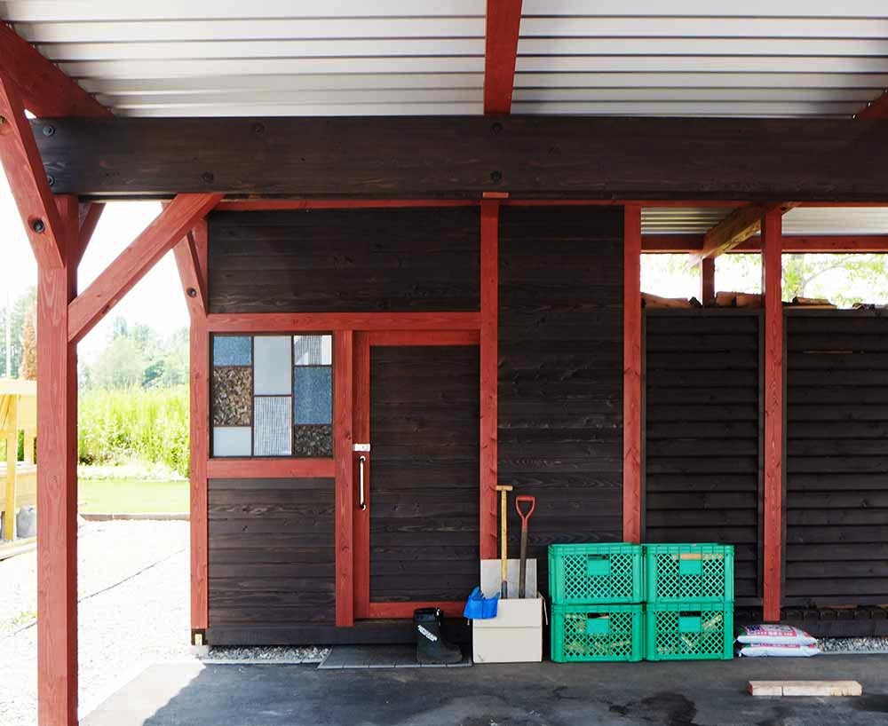 カーポート組込みタイプ　1.5坪　カラマツ羽目板　引き戸　フィックス窓　塗り分け塗装