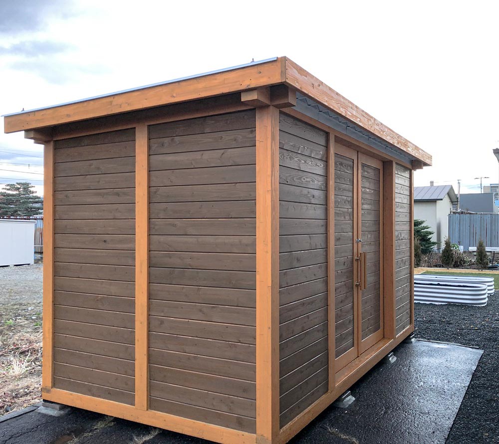 2坪タイプ　扉引き戸（観音）　カラマツ羽目板　ガルバルーフ　木破風　塗り分け塗装