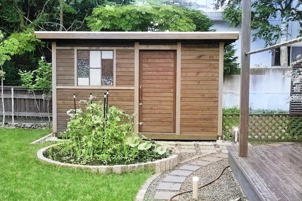 二坪特製物置　カラマツ羽目板　ガルバルーフ　フィックス窓　幅広引き戸　他