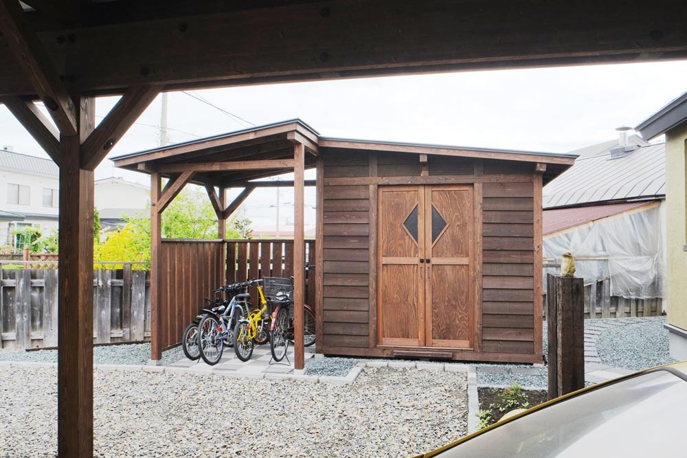 自転車小屋付き敷地対応変形物置　両開きドア　カラマツ下見張　板金ルーフ　他