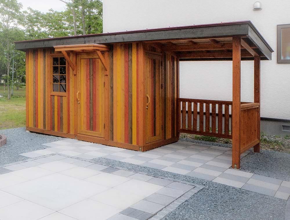 自転車小屋付き　1.5坪　ドアルーフ　引き戸（2箇所）フィックス窓　羽目板塗り分け　他