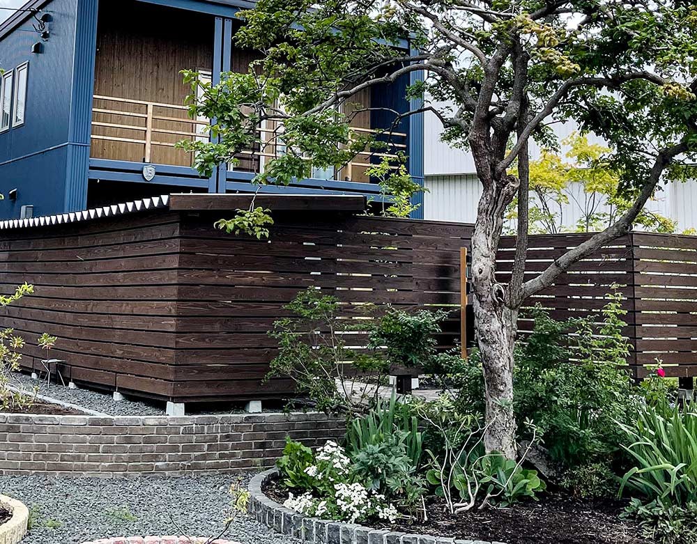 フェンスと板張りを連動させた外側からの景観。
