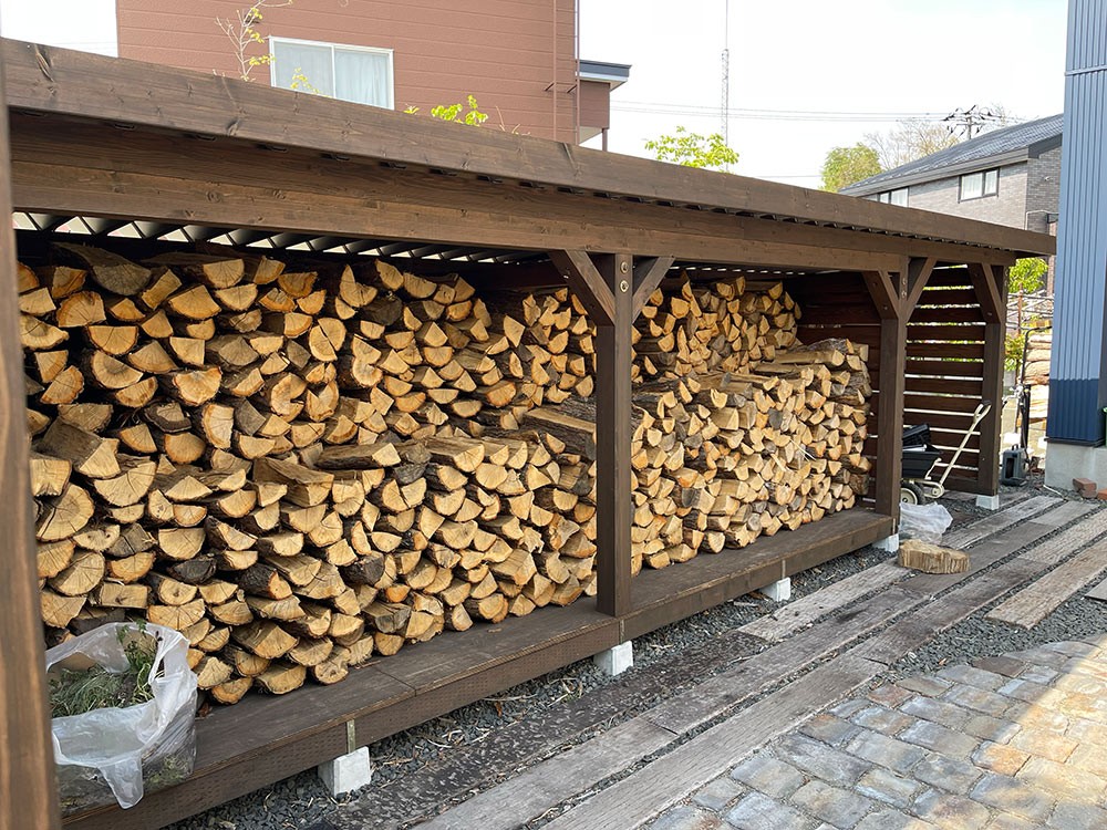 容量10立法の薪小屋。収納スペース付き。