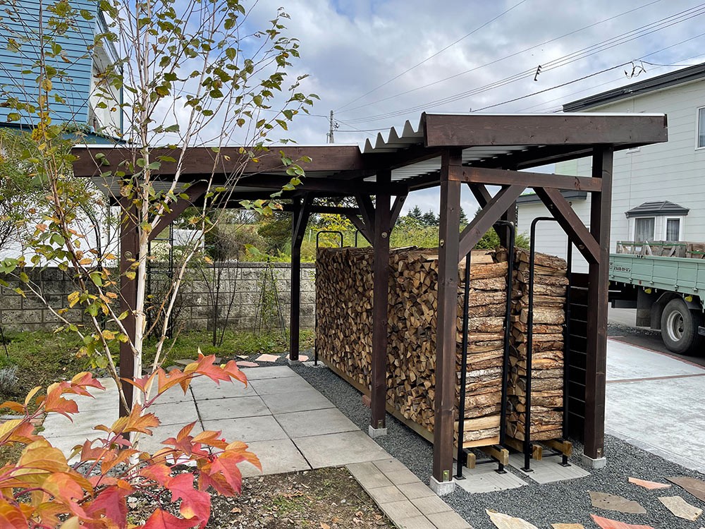 自転車小屋を併設した薪小屋のカタチ。