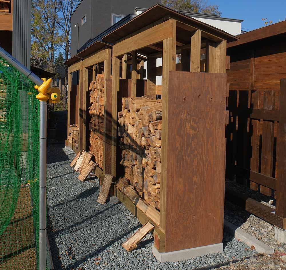 狭いスペースを利用した薪小屋のカタチ。